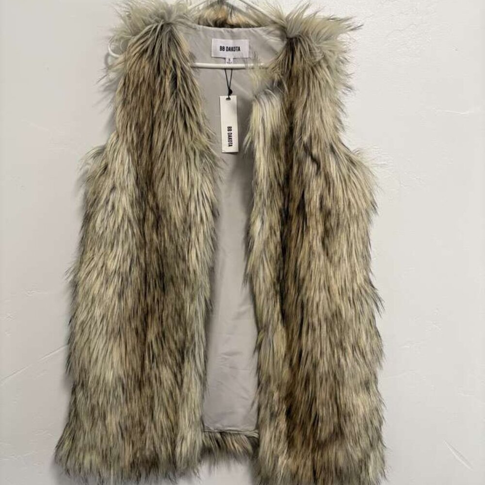 NWT BB DAKOTA Women's size Small Shaggy Faux Fur Vest $80
